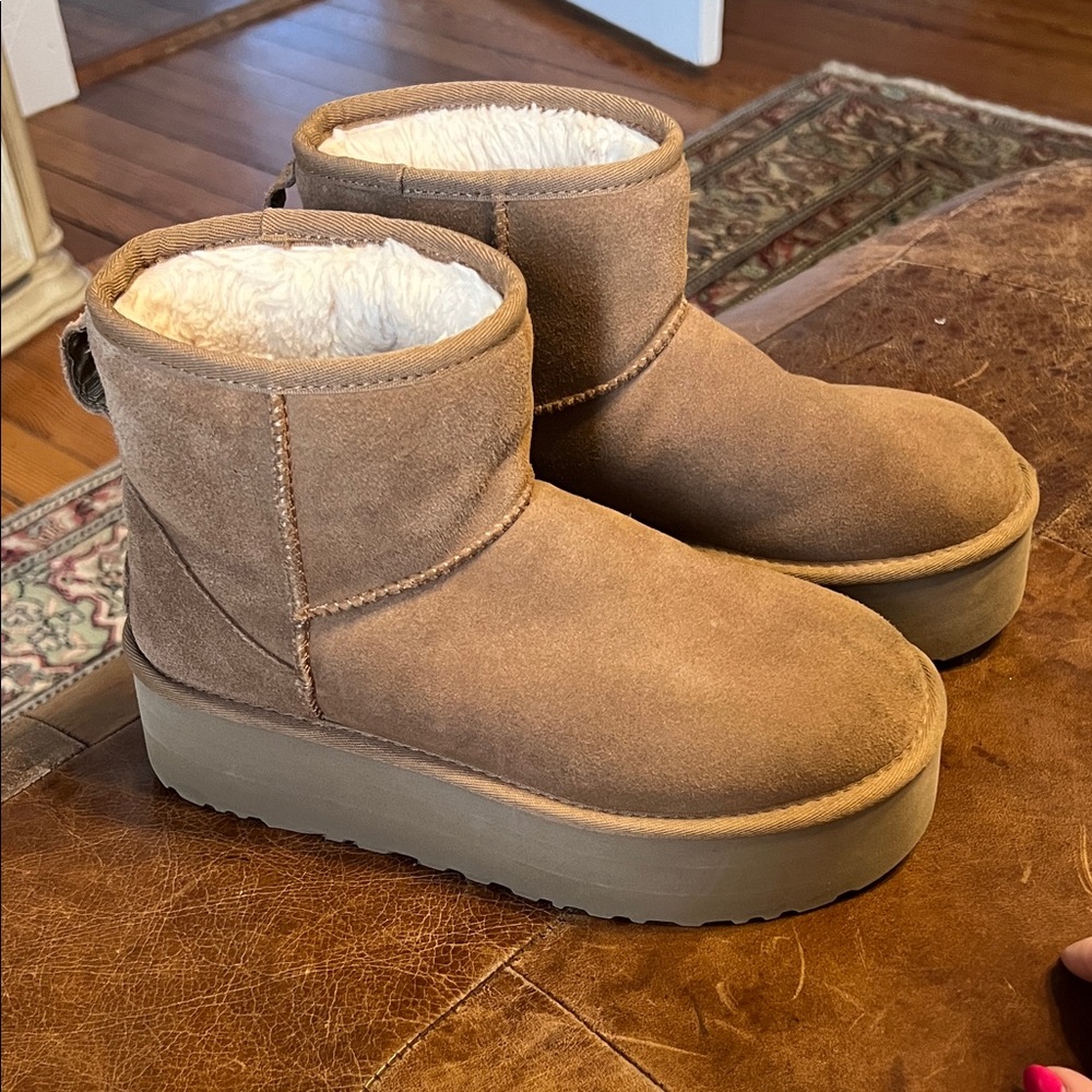 Ugg women’s classic platform boot 7 chestnut